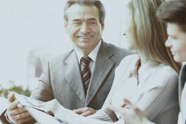 Business team che lavorano insieme al loro progetto di business — Foto Stock