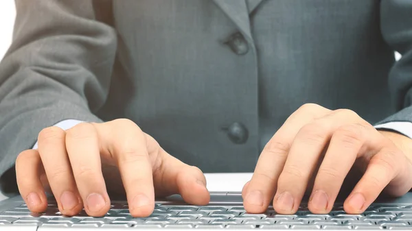 O homem de negócios, digitando em seu laptop . — Fotografia de Stock