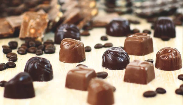 Caramelos de chocolate dulce y granos de café — Foto de Stock