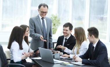 sorunlara çözüm bulmak için iş ekibi ile tartışırken üst düzey iş adamı