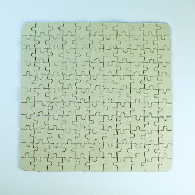 yakın çekim. puzzle parçaları beyaz arka plan üzerinde toplanan gri boş tebrik kartı