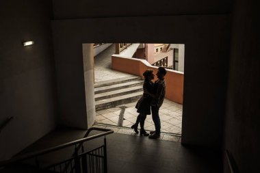 Her evin girişinde sarılma mutlu sevgi dolu Çift