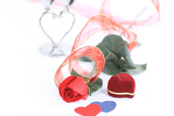 Rosa e uma caixa com um anel em um cartão de dia Valentim .photo com espaço de cópia — Fotografia de Stock