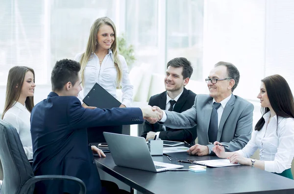 Zakenpartners schudden handen na een geslaagde transactie — Stockfoto