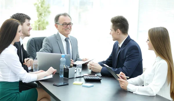 Gerente y grupo empresarial discutiendo documentos financieros — Foto de Stock