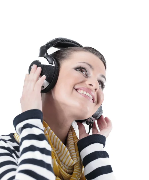 Close up .stylish girl listening to music with headphones — стоковое фото