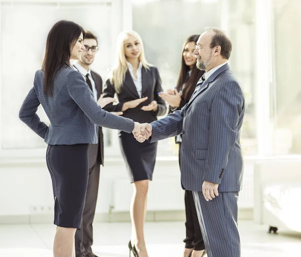 Welkom en handdruk van zakelijke partners op de achtergrond voor applaudisseert werknemers — Stockfoto