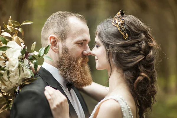 Porträtt av nygifta på bakgrunden av skogen — Stockfoto