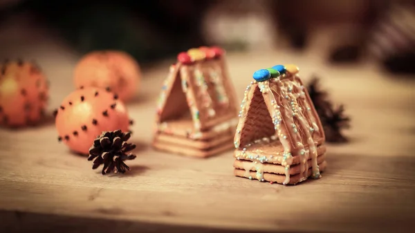 Weihnachtsküche. Hintergrundbild Cookies und Orangen auf der — Stockfoto