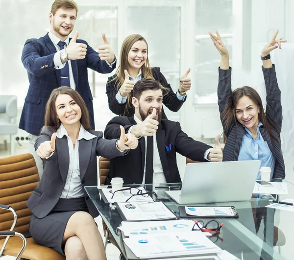 Concepto de éxito en los negocios - equipo de negocios amigable hace un gesto de pulgares hacia arriba — Foto de Stock