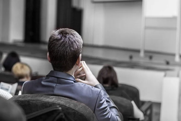 Studenten von Business-Kursen sitzen im Konferenzraum für ein Business-Training — Stockfoto