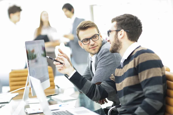 Affärsgrupp som diskuterar marknadsföringsprogram på arbetsplatsen mot bakgrund av företagets anställda — Stockfoto