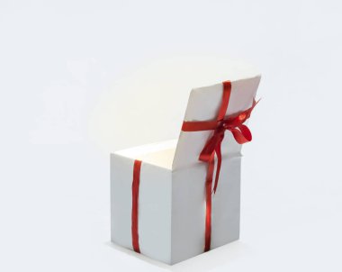 güzel beyaz kutu kırmızı kurdele ile satın alma ile