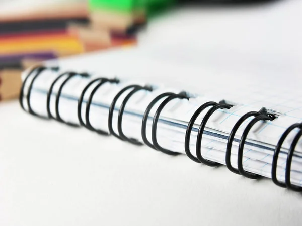 Close-up de uma imagem turva de notebook em um fundo branco.foto com espaço de cópia — Fotografia de Stock