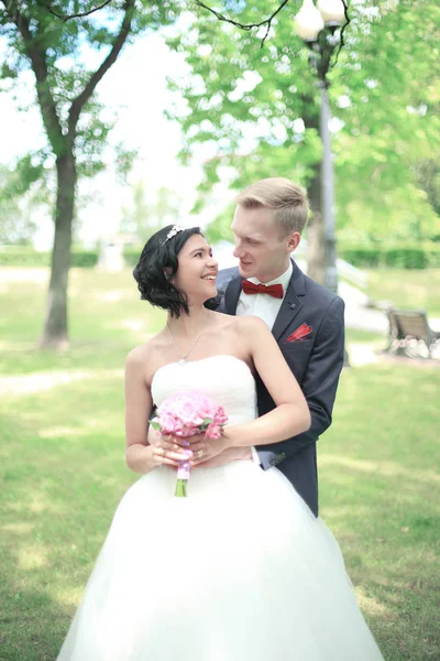 Portrait of happy bride and groom outdoors — Stock Photo, Image