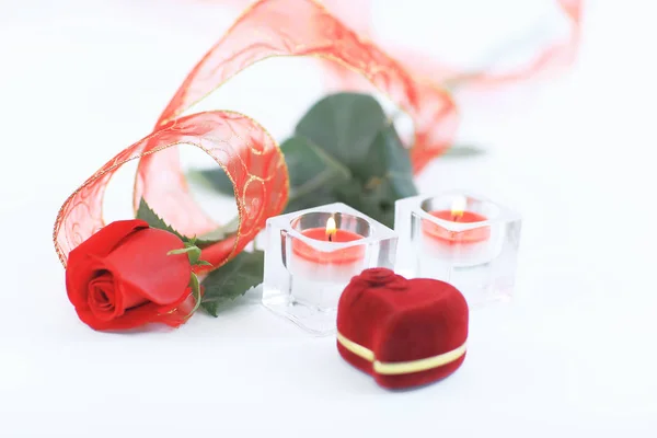 Κουτί με δαχτυλίδι, τριαντάφυλλο και δύο κεριά σε λευκό φόντο — Φωτογραφία Αρχείου