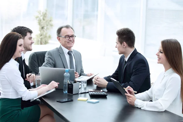 Gerente e grupo de negócios discutindo documentos financeiros — Fotografia de Stock