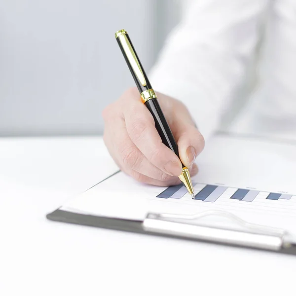 Business woman analyzing the financial schedule — Stock Photo, Image