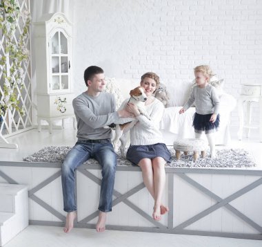 Anne ve küçük kız bir köpekle oynamayı