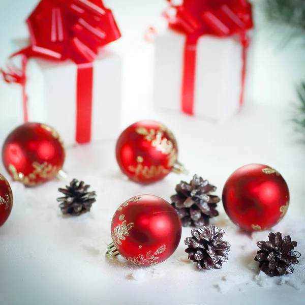 Weihnachtsgeschenk mit Dekoration isoliert auf weißem Hintergrund — Stockfoto