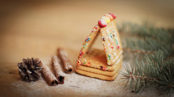 Noel masasında tarçın çubukları ve kurabiyeler — Stok fotoğraf