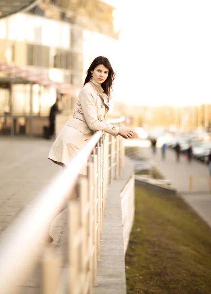 Уверенная деловая женщина на современном фоне офисного здания — стоковое фото