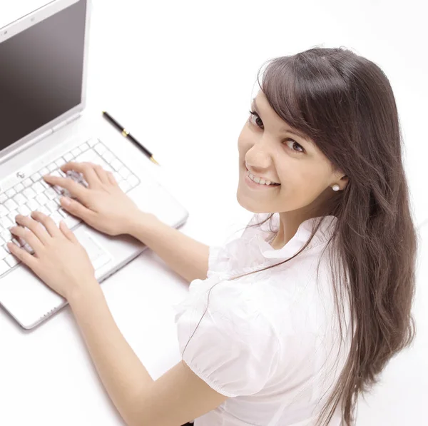 Closeup.Young vrouw die op laptop werkt. het uitzicht vanaf de top — Stockfoto