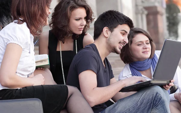 Grupo de colegas estudantes com livros e laptop — Fotografia de Stock