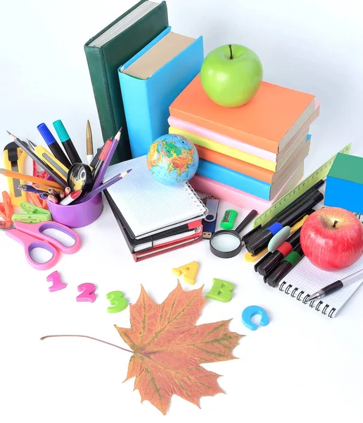 Imagem de materiais escolares coloridos no fundo branco — Fotografia de Stock