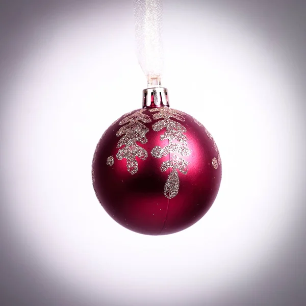 Bola roja de Navidad aislada sobre un fondo blanco —  Fotos de Stock