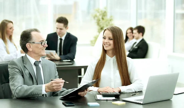 Responsable de marketing y equipo de trabajo con gráficos en papel . — Foto de Stock