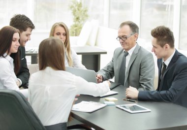 iş takım bir atölye ofiste tutar.