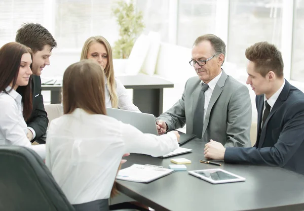 iş takım bir atölye ofiste tutar.