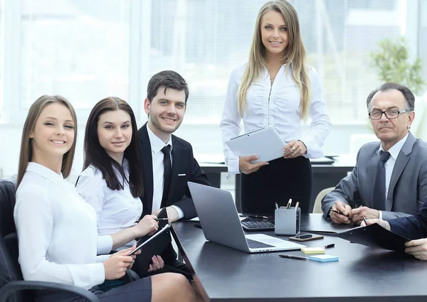 Affärskvinna med hennes business-team vid mötet — Stockfoto