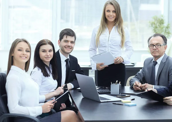 Femme d'affaires avec son équipe d'affaires à la réunion — Photo