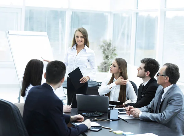 Business woman conducting a presentation for business colleagues — Stock Photo, Image