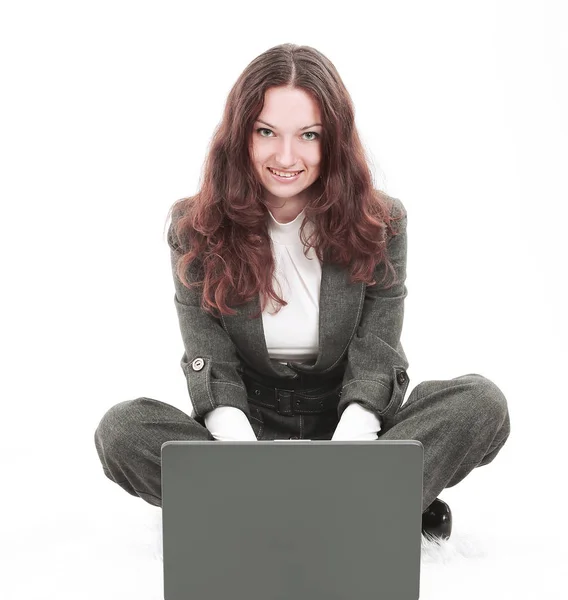 Donna d'affari che lavora sul computer portatile seduto sul pavimento — Foto Stock