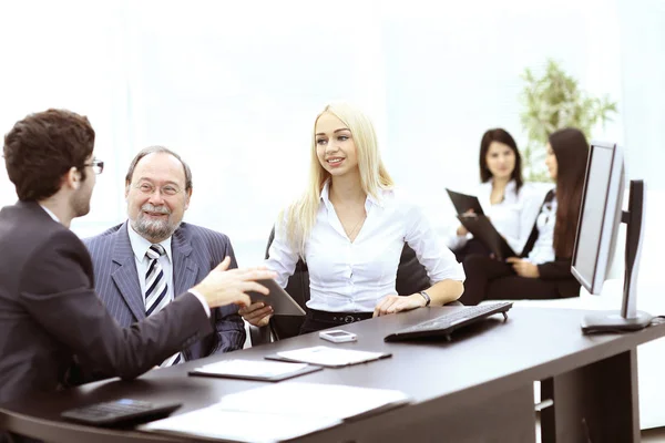 Gerente y colegas discutiendo un nuevo proyecto — Foto de Stock