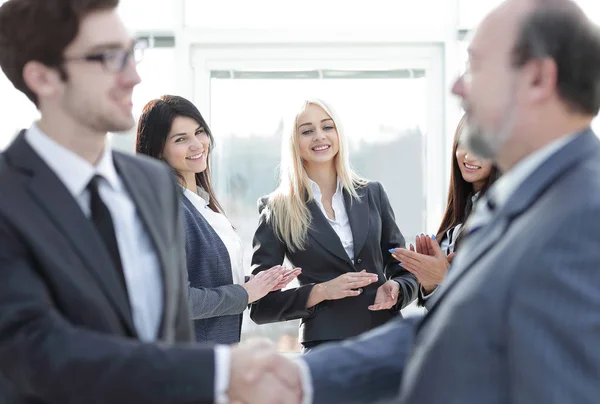 Business team applaudiserend zakenpartners na ondertekening van het contract — Stockfoto