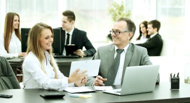 Finansal verilerle çalışmak için dijital tablet kullanarak çalışanlar