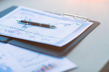 Çizimler ve grafikler başarılı iş, işadamı işyerinde