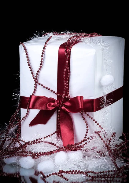 Caixa com presente de Natal e decorações de Natal em um preto — Fotografia de Stock