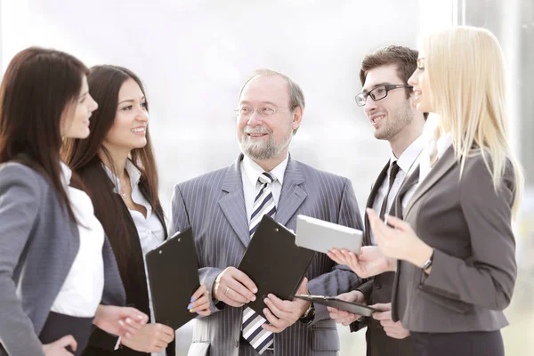 Primer plano. Un equipo de negocios de pie hablando en la oficina — Foto de Stock