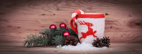 Copa de Navidad y rama de abeto sobre fondo de madera — Foto de Stock