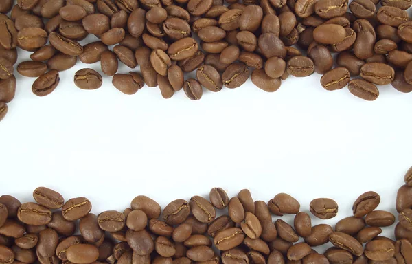Kávová zrna izolovaných na bílém pozadí s místem pro text — Stock fotografie