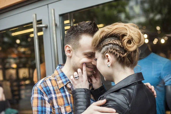 Feliz casal amoroso para um encontro abraçando uns aos outros — Fotografia de Stock