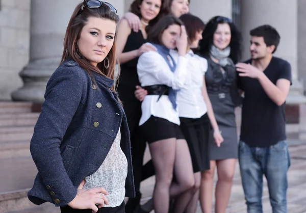 Ragazza studente sullo sfondo del team di amici — Foto Stock