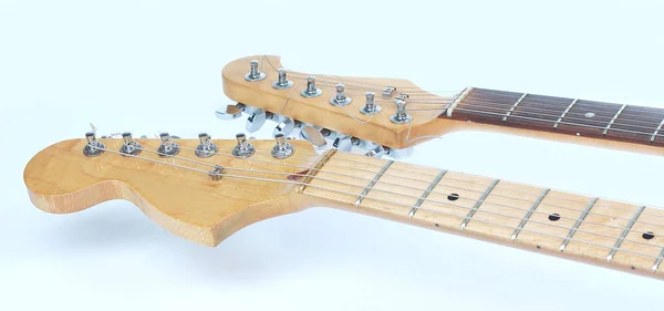 Az előtérben .a fretboard egy akusztikus gitár. elkülönítése — Stock Fotó