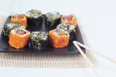 Sushi seti - Maki sushi ve chopsticks bir b farklı