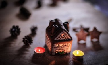 Masanın bulanık arka planında zencefilli ev mumu.